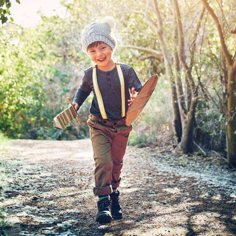 white-omega-kids-immun-ritter-healthclaim-q Kind im Wald